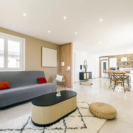 Holiday home De Charme Avec Spa, Terrasse Et Grand Jardin, Au Coeur Des Vignobles Entre Moulins Et Vichy - Fr-1-489-507 Saulcet