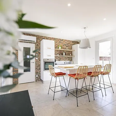 Holiday home De Charme Avec Spa, Terrasse Et Grand Jardin, Au Coeur Des Vignobles Entre Moulins Et Vichy - Fr-1-489-507 *